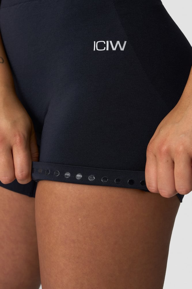 Iciw Smooth Seamless Midi Shorts Navy