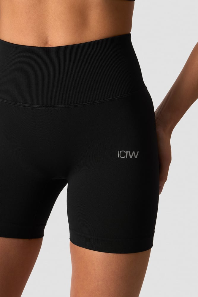 ICIW Define Seamless V-shape Midi Shorts W Black