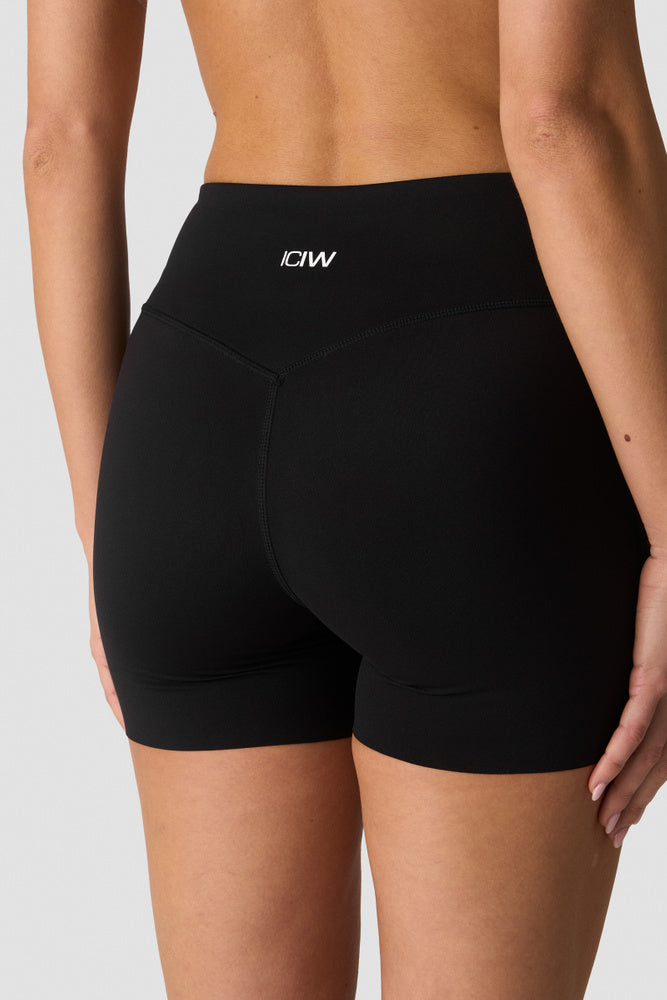 ICIW Nimble Midi Shorts Black