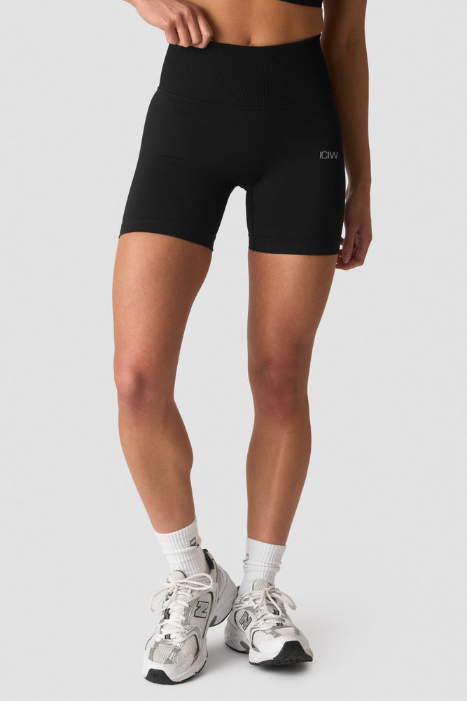 ICIW Define Seamless V-shape Midi Shorts W Black – Sömlösa midi-shorts för dam i svart